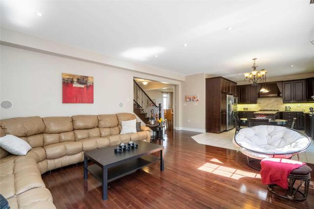 33 Sisley Cres, House detached with 4 bedrooms, 4 bathrooms and 4 parking in Vaughan ON | Image 5