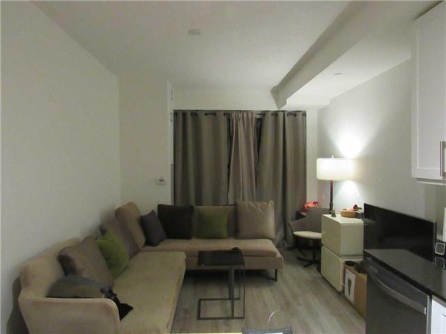809 - 9600 Yonge St, Condo with 1 bedrooms, 1 bathrooms and 1 parking in Richmond Hill ON | Image 2