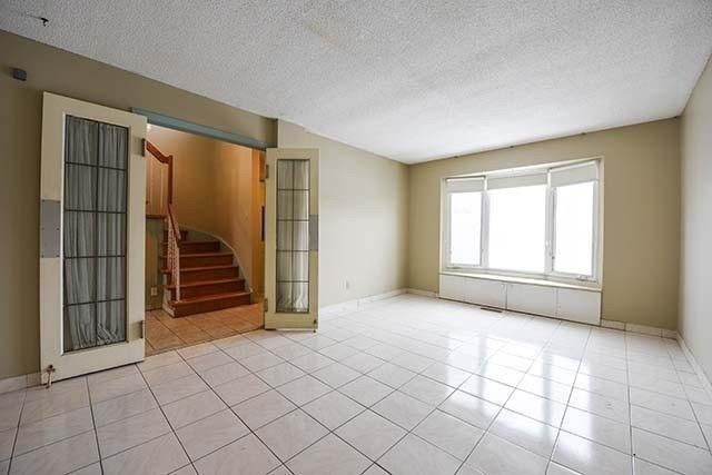 25 Mackay St, House detached with 4 bedrooms, 3 bathrooms and 4 parking in Brampton ON | Image 3