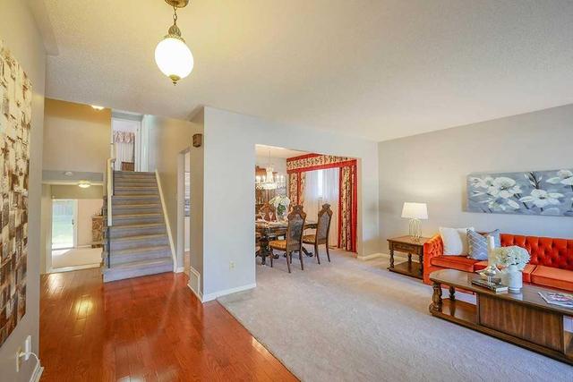 34 Briarscross Blvd, House detached with 4 bedrooms, 3 bathrooms and 2 parking in Toronto ON | Image 3
