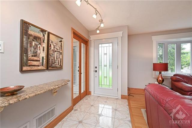74 Crownhill Street, House detached with 2 bedrooms, 2 bathrooms and 4 parking in Ottawa ON | Image 2