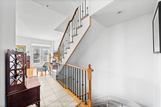 1 - 5700 Tosca Dr, Townhouse with 3 bedrooms, 4 bathrooms and 2 parking in Mississauga ON | Image 4