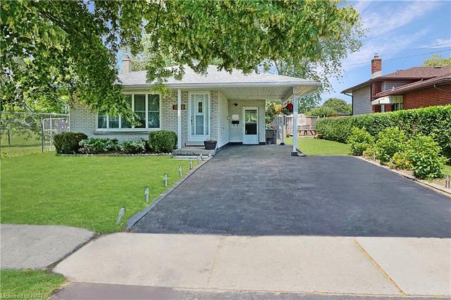 7488 Wilson Crescent, House detached with 3 bedrooms, 1 bathrooms and 5 parking in Niagara Falls ON | Image 2