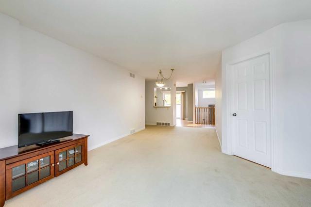 30 - 205 Highland Cres, Townhouse with 2 bedrooms, 2 bathrooms and 3 parking in Kitchener ON | Image 3
