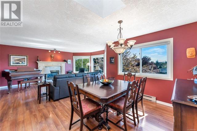 781 Cameo St, House detached with 5 bedrooms, 3 bathrooms and 4 parking in Saanich BC | Image 4