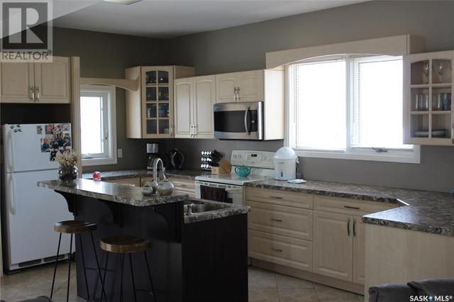 393 4th Street W, House detached with 2 bedrooms, 1 bathrooms and null parking in Shaunavon SK | Image 2