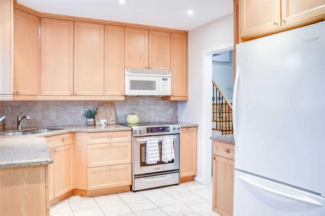 84 Packard Blvd, House detached with 3 bedrooms, 2 bathrooms and 5 parking in Toronto ON | Image 4