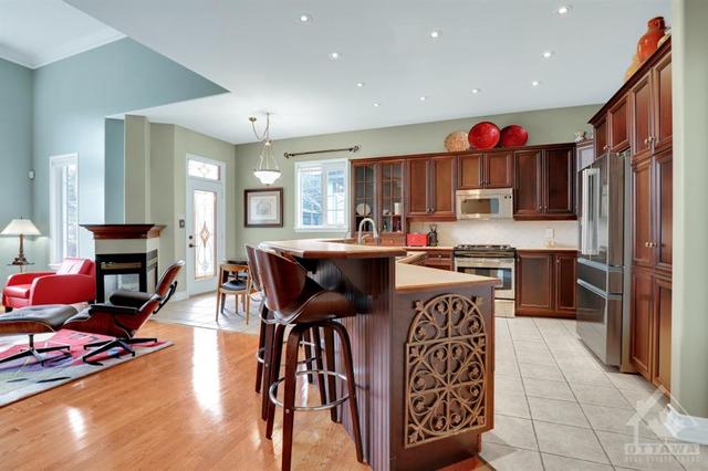 24 Fencerow Way, House detached with 4 bedrooms, 2 bathrooms and 4 parking in Ottawa ON | Image 4