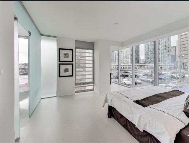 Th 101 - 29 Queens Quay E, Condo with 3 bedrooms, 4 bathrooms and 1 parking in Toronto ON | Image 7
