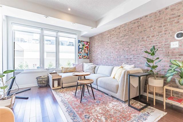 63 Carroll St, Townhouse with 1 bedrooms, 2 bathrooms and 1 parking in Toronto ON | Image 2
