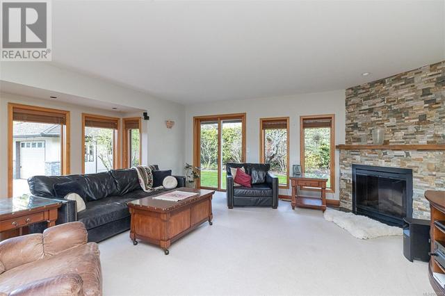 3098 Midland Rd, House detached with 4 bedrooms, 3 bathrooms and 8 parking in Oak Bay BC | Image 21