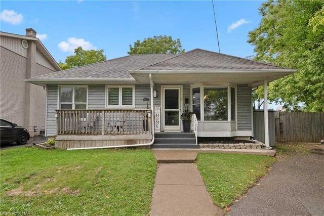 21 Monro St, House detached with 3 bedrooms, 2 bathrooms and 1 parking in St. Catharines ON | Card Image