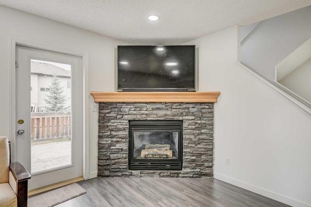 706 Luxstone Gate Sw, Home with 3 bedrooms, 2 bathrooms and 2 parking in Airdrie AB | Image 4
