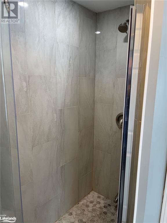 Main floor bath shower | Image 16