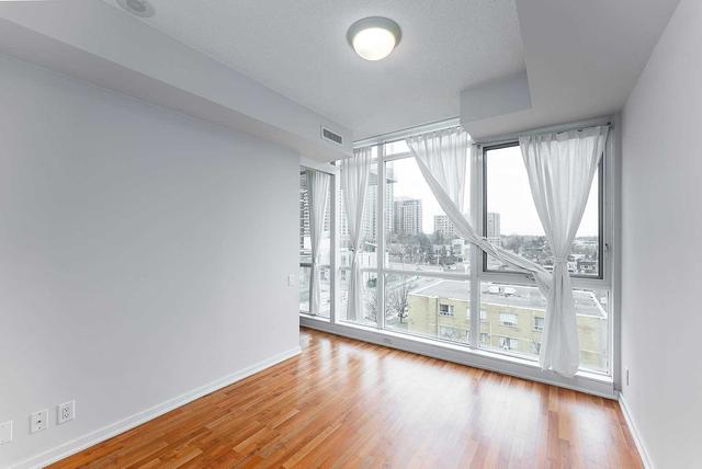 705 - 30 Canterbury Pl, Condo with 1 bedrooms, 1 bathrooms and 1 parking in Toronto ON | Image 2