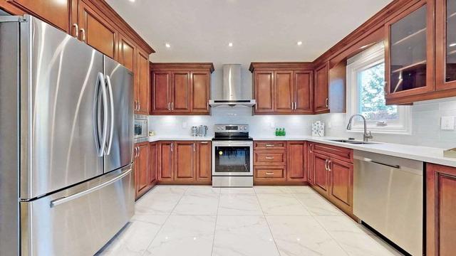 5493 Glen Erin Dr, House detached with 5 bedrooms, 5 bathrooms and 7 parking in Mississauga ON | Image 2