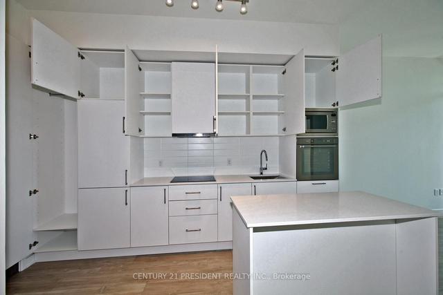 204 - 27 Bathrust St, Condo with 2 bedrooms, 1 bathrooms and 0 parking in Toronto ON | Image 2