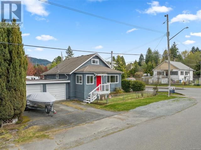 33 Coronation St, House detached with 3 bedrooms, 2 bathrooms and 2 parking in Lake Cowichan BC | Image 2