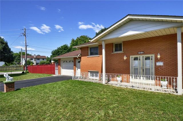 1201 Dunbar Road, House detached with 4 bedrooms, 2 bathrooms and 3 parking in Cambridge ON | Image 5