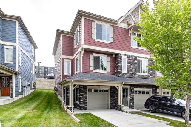 25 Kinlea Way Nw, Home with 3 bedrooms, 2 bathrooms and 3 parking in Calgary AB | Image 2