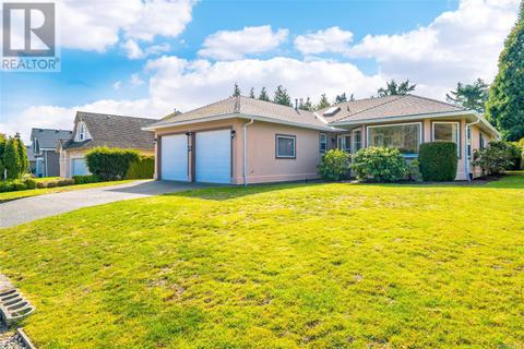 870 Fairways Dr, House detached with 3 bedrooms, 2 bathrooms and 4 parking in Qualicum Beach BC | Card Image