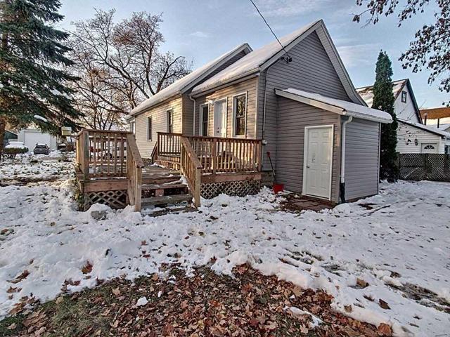 124 Samuel St, House detached with 2 bedrooms, 1 bathrooms and 5 parking in Sarnia ON | Image 2