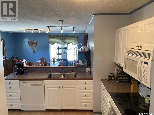 108 Fourth Street W, House detached with 3 bedrooms, 2 bathrooms and null parking in Carnduff SK | Image 7