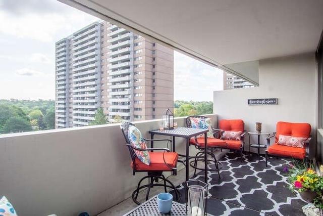 706 - 260 Scarlett Rd, Condo with 1 bedrooms, 1 bathrooms and 1 parking in Toronto ON | Image 3