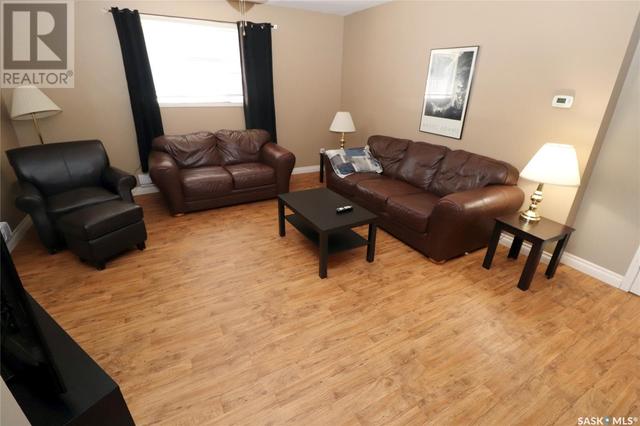 304 1st Street W, House detached with 5 bedrooms, 3 bathrooms and null parking in Delisle SK | Image 5