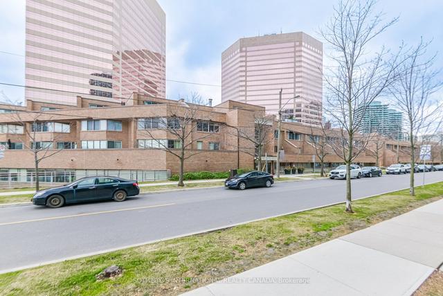 108 - 3 Duplex Ave, Condo with 3 bedrooms, 3 bathrooms and 2 parking in Toronto ON | Image 12