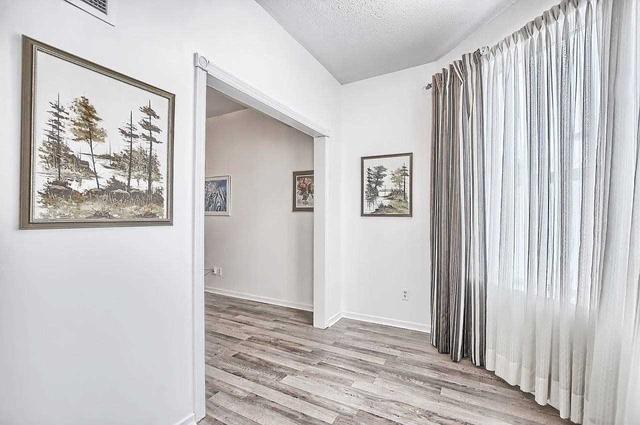 110 - 250 Davis Dr, Condo with 2 bedrooms, 2 bathrooms and 1 parking in Newmarket ON | Image 3