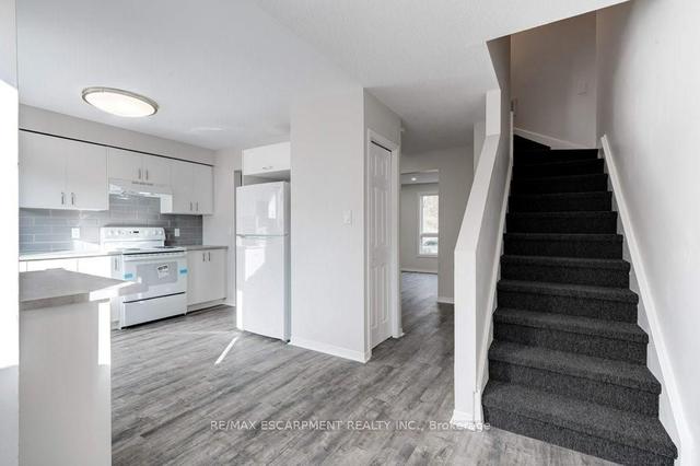 d - 24 Bond St, Townhouse with 3 bedrooms, 2 bathrooms and 2 parking in Brantford ON | Image 2