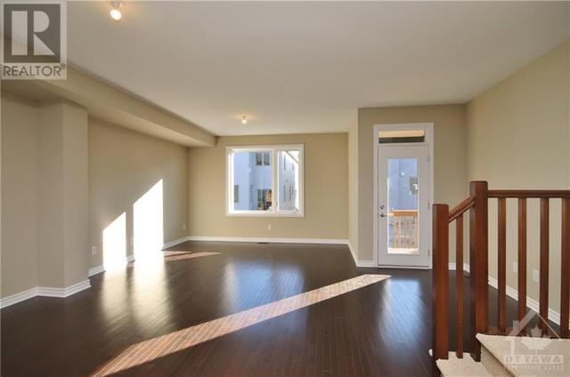 15 Rookie Crescent, Townhouse with 3 bedrooms, 3 bathrooms and 2 parking in Ottawa ON | Image 3
