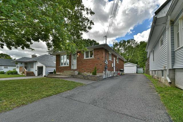 67 Elgin St, House detached with 3 bedrooms, 2 bathrooms and 3 parking in Kawartha Lakes ON | Image 3