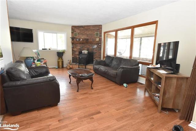 406 Penetanguishene Road, House detached with 4 bedrooms, 3 bathrooms and 21 parking in Springwater ON | Image 7