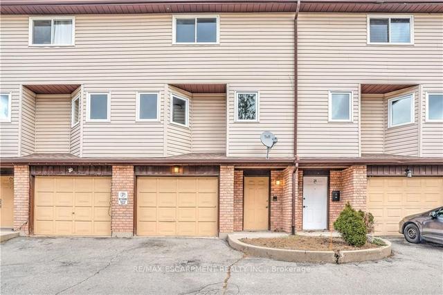 d - 24 Bond St, Townhouse with 3 bedrooms, 2 bathrooms and 2 parking in Brantford ON | Image 1