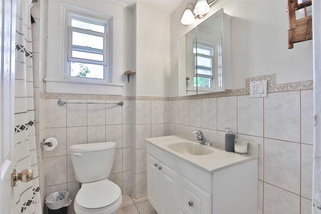 124 Hallam St, House detached with 4 bedrooms, 3 bathrooms and 1 parking in Toronto ON | Image 15