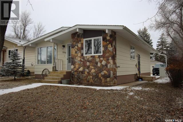 580 Centre Street, House detached with 3 bedrooms, 2 bathrooms and null parking in Shaunavon SK | Image 1