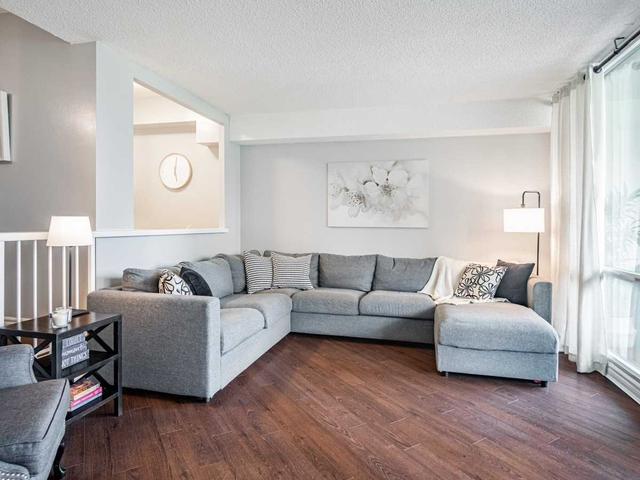 210 - 260 Scarlett Rd, Condo with 3 bedrooms, 2 bathrooms and 1 parking in Toronto ON | Image 3