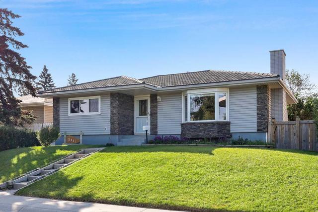 2111 Murphy Road Ne, House detached with 5 bedrooms, 2 bathrooms and 5 parking in Calgary AB | Image 1