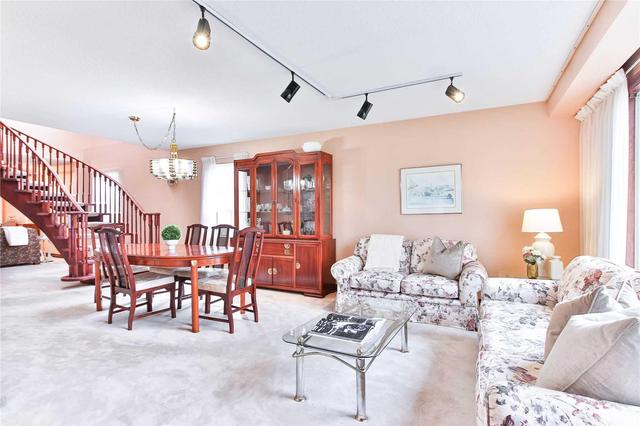 41 Lupin Dr, House detached with 4 bedrooms, 4 bathrooms and 4 parking in Toronto ON | Image 5