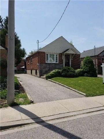 39 Gardens Cres, House detached with 2 bedrooms, 1 bathrooms and 3 parking in Toronto ON | Image 2