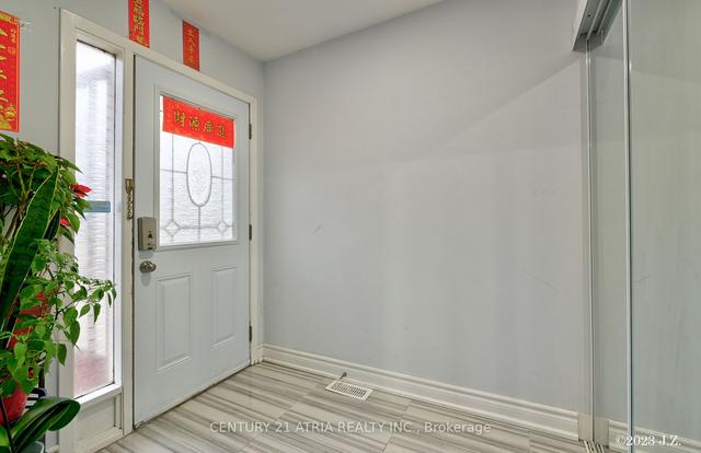 134 Hollyberry Tr, House semidetached with 4 bedrooms, 2 bathrooms and 4 parking in Toronto ON | Image 1