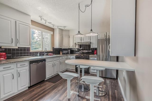752 Woodpark Boulevard Sw, House detached with 3 bedrooms, 3 bathrooms and 2 parking in Calgary AB | Image 7