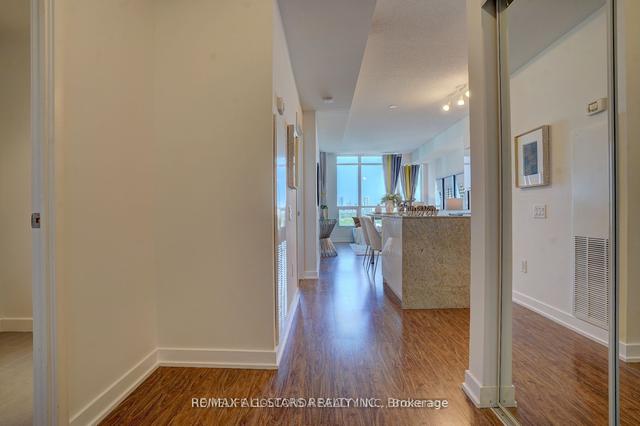 603 - 15 Singer Crt, Condo with 1 bedrooms, 1 bathrooms and 0 parking in Toronto ON | Image 2