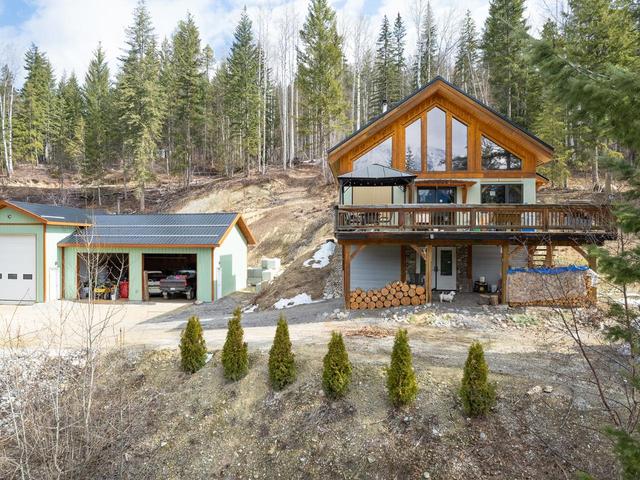 2360 Trans Canada Highway N, House detached with 4 bedrooms, 2 bathrooms and null parking in Columbia Shuswap A BC | Image 1