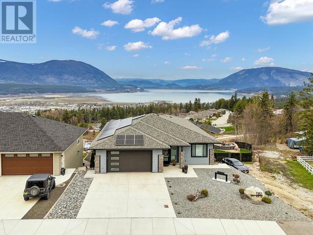 1181 17 Avenue Se, House detached with 4 bedrooms, 3 bathrooms and 4 parking in Salmon Arm BC | Image 2