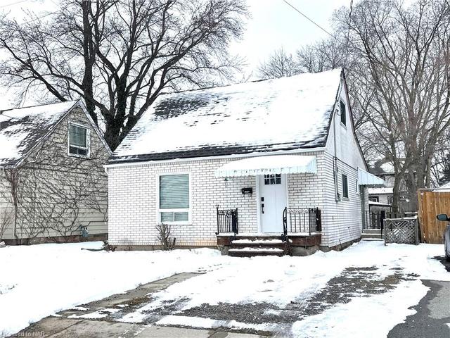 4306 Fifth Avenue, House detached with 3 bedrooms, 1 bathrooms and 1 parking in Niagara Falls ON | Image 1
