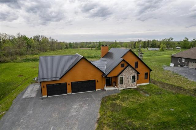 17117 County Rd 36 Road, House detached with 3 bedrooms, 3 bathrooms and 8 parking in South Stormont ON | Image 2