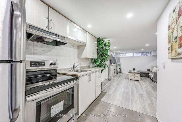 52 Kanarick Cres, House semidetached with 3 bedrooms, 2 bathrooms and 4 parking in Toronto ON | Image 10